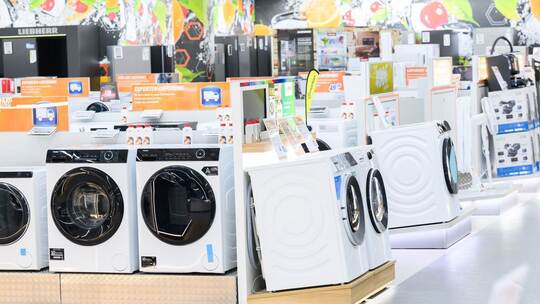 Waschmaschinen in einem Elektronikmarkt