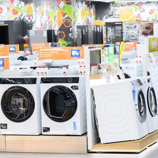Waschmaschinen in einem Elektronikmarkt