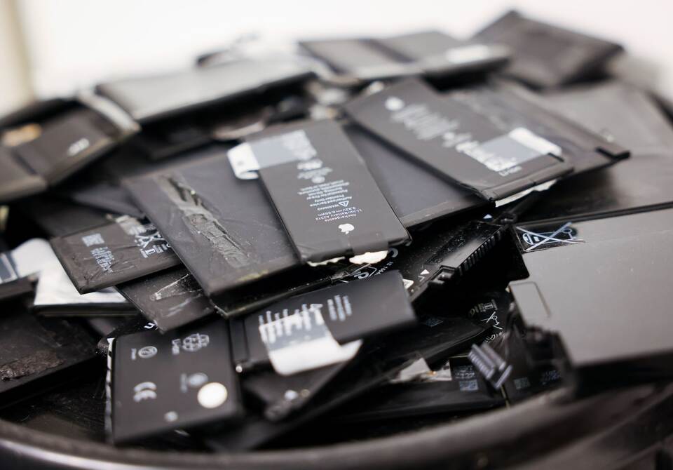Alte Akkus von Smartphones und Tabletcomputern