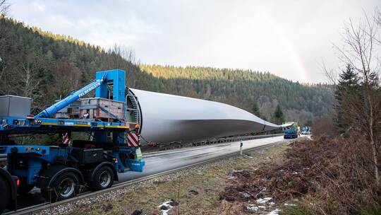 Unfall mit Schwertransporter - B294 gesperrt