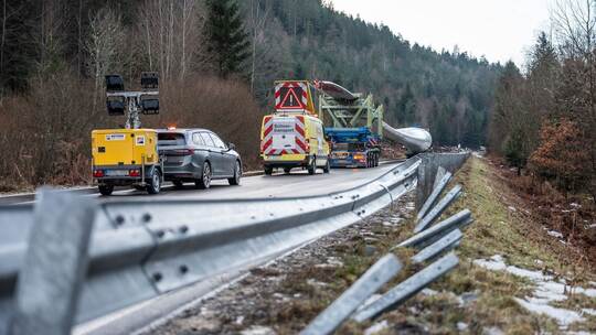Unfall mit Schwertransporter - B294 gesperrt