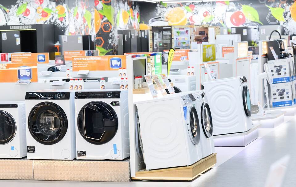 Waschmaschinen in einem Elektronikmarkt