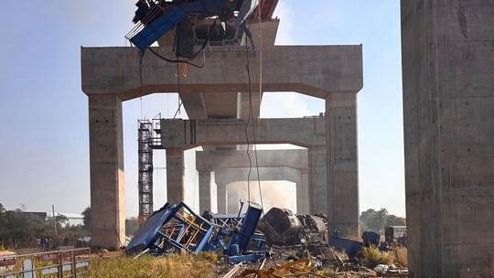 Zug kracht in Baukran