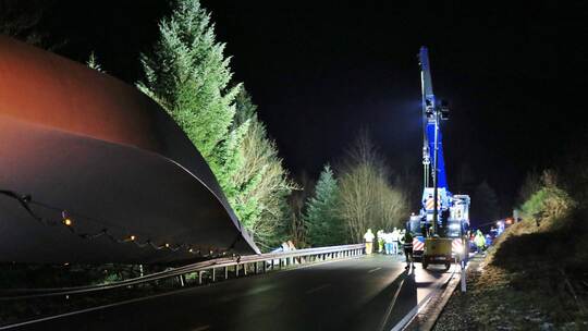 Schwertransport verunfallt: Windrad landet teilweise im Graben - Bundesstraße über 24h voll gesperrt - Aufwendige Bergung durch