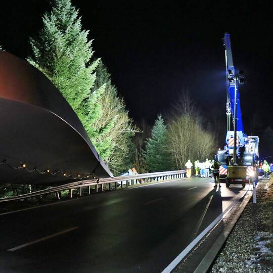 Schwertransport verunfallt: Windrad landet teilweise im Graben - Bundesstraße über 24h voll gesperrt - Aufwendige Bergung durch