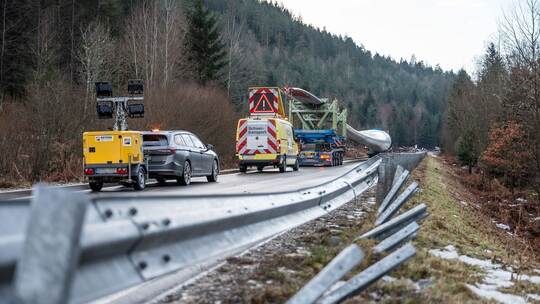 Unfall mit Schwertransporter - B294 gesperrt