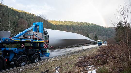 Unfall mit Schwertransporter - B294 gesperrt