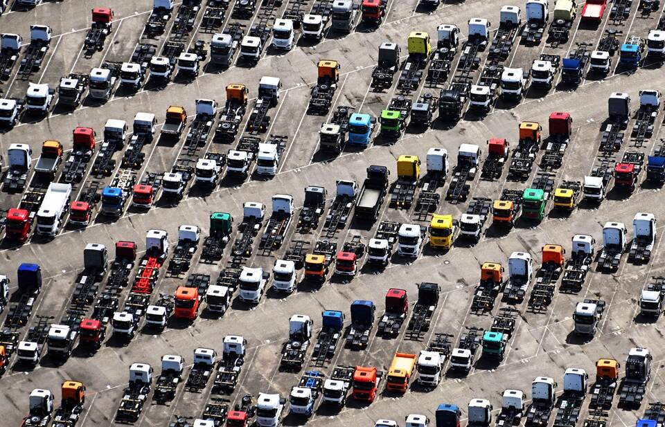 Luftbild Lkw der Daimler Truck AG