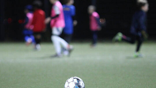 Training einer Junioren-Mannschaft des SC Victoria Hamburg unter Flutlicht auf einem Kunstrasenplatz. Symbolbild/Symbolf