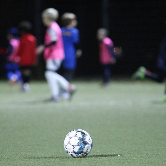 Training einer Junioren-Mannschaft des SC Victoria Hamburg unter Flutlicht auf einem Kunstrasenplatz. Symbolbild/Symbolf