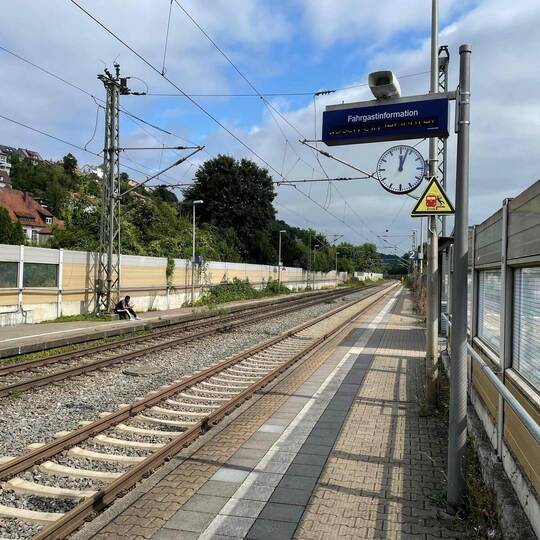Am Bahnhof Enzberg wird der Bahnsteig in Richtung Pforzheim neu gebaut, verlängert und erhöht. Das bringt für den Nahverkehr vor