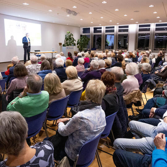 Das voll ausgebuchte PZ-Forum am Donnerstagabend spricht für sich. Gelenkschmerzen scheinen ein weit verbreitetes Problem zu sei Thomas Pfeifer Autorenforum