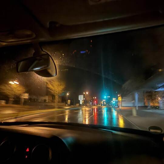 Auf Glätteerkennung auf Mühlackers Straßen mit der Wetterschau des Bauhofs. Um zwei Uhr nachts fährt kaum ein Auto, es ist fast