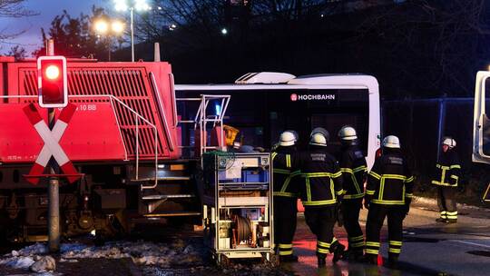 Zug kollidiert mit Bus in Hamburg