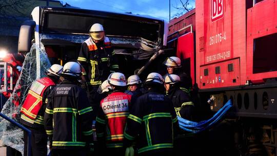 Zug kollidiert mit Bus in Hamburg