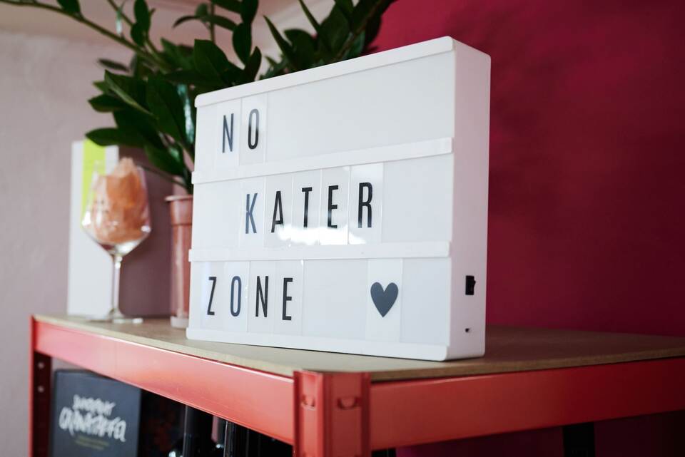 «No Kater Zone» steht auf einem Schild