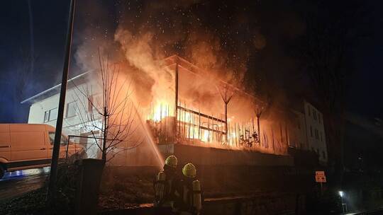 Flammen aus Mülltonne greifen über – Millionenschaden