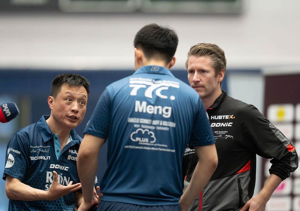 Tischtennis-Trainer Qing Yu Meng und sein Team