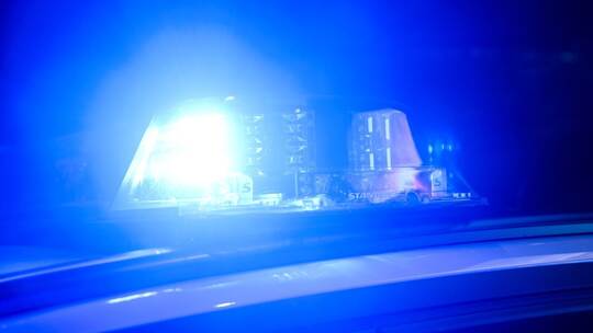 Blaulicht auf Polizeifahrzeug