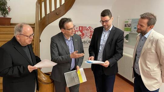 Wie kann man auf die schweren Verluste der RKH Enzkreis-Klinik in Neuenbürg reagieren? Im Rathaus der Stadt tauschten sich im Ja