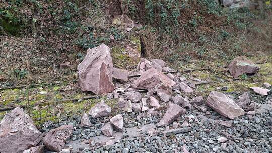 Regionalzug kollidiert mit Felsen auf den Schienen Regionalzug kollidiert mit Felsen auf den Schienen