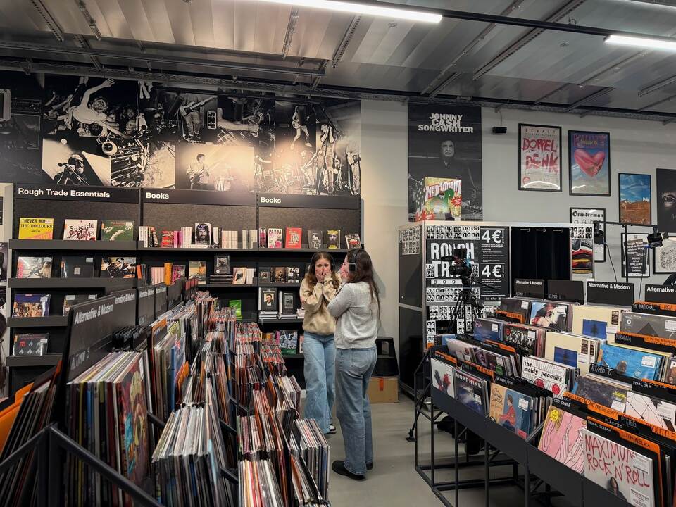 Fans hören neue Single von Harry Styles Fans hören neue Single von Harry Styles