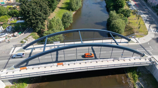 Ist beim Bau der Mühlacker Herrenwaagbrücke schlecht geplant und gegen Normen verstoßen worden? Sind deswegen Risse im Beton ent