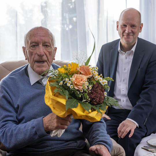 Zum 103. Geburtstag von Walter Erich Müller gratulierte der Erste Bürgermeister Dirk Büscher. Das war im Jahr 2023. Nun ist der Geburtstag Walter Müller