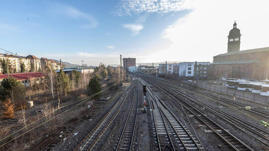 Die Bäume hinter dem Eisen-Jourdan (links) müssen für die neuen Bahngleise des Bahnhofs weichen. Rechts entlang der Dammstraße s