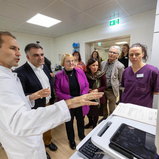 Brennpunkt Notaufnahme: Chefarzt Dr. Cornelius Ehmann (links) und Pflegeleiterin Miriam Heiß (rechts) erklären in Pforzheims Sil Runder Tisch Gesundheit