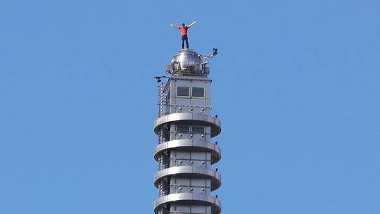 Freeclimber Honnold klettert auf Wolkenkratzer Freeclimber Honnold klettert auf Wolkenkratzer