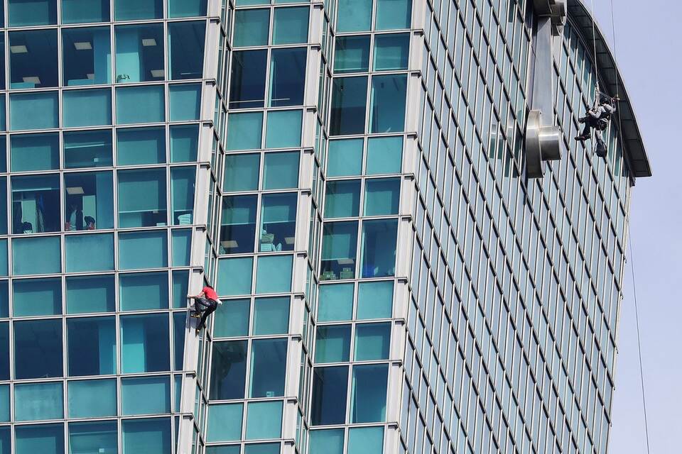 Freeclimber Honnold klettert auf Wolkenkratzer Freeclimber Honnold klettert auf Wolkenkratzer