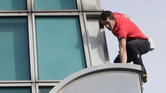 Freeclimber Honnold klettert auf Wolkenkratzer Freeclimber Honnold klettert auf Wolkenkratzer