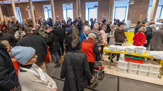 Die Gäste strömen in die Vesperkirche. Zum Auftakt gibt es Schnitzel mit Teigwaren und Gemüse. Meyer