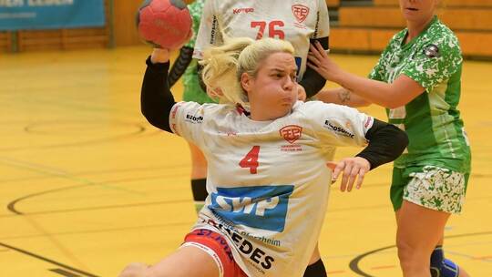Für die TG 88 Pforzheim II mit Jasmin Schückle (am Ball) wächst der Druck. Foto: Michael Ripberger