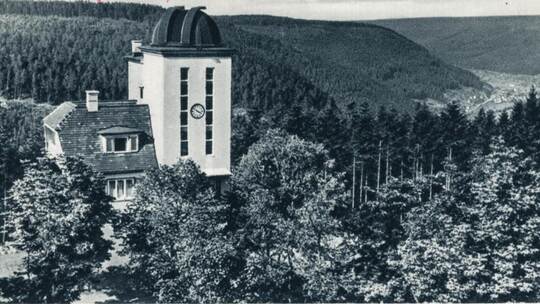 Vom Reichsluftfahrtministerium wurde diese Ansichtskarte 1942 freigegeben; in den Kriegsjahren diente der Turm als sogenannter „