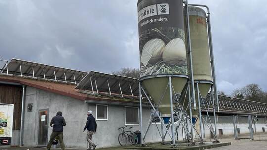Der „große“ Hühnerstall jenseits der B35 beherbergt wegen der Sicherheitsmaßnahmen gegen die Geflügelpest im Augenblick 10.000 L