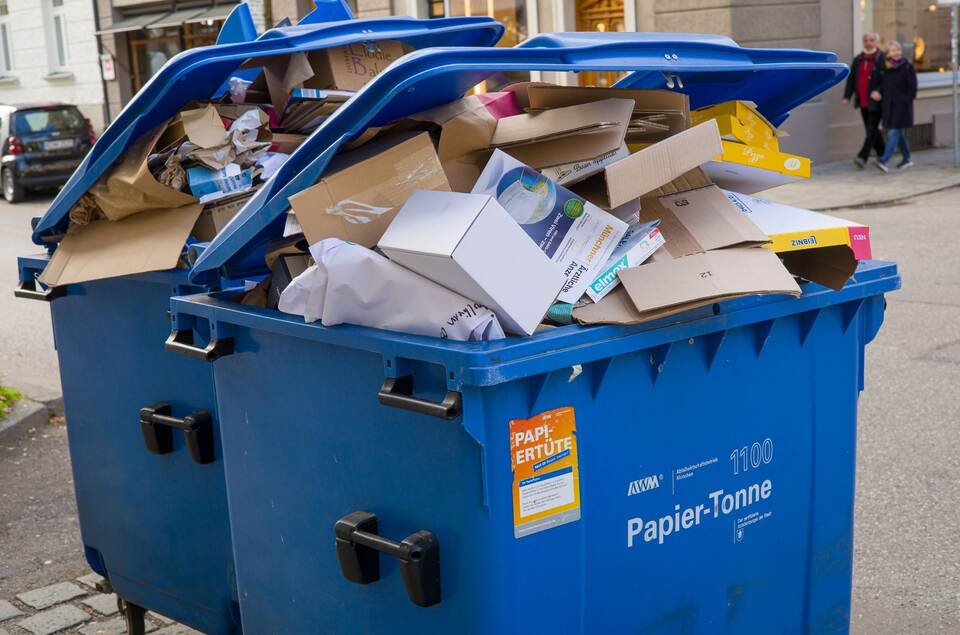 Überquellende Papiercontainer