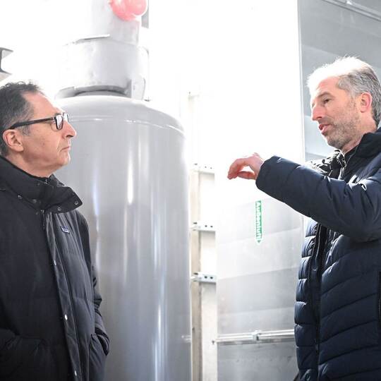 Treffen von Özdemir und Palmer in Solarthermie-Park Tübingen
