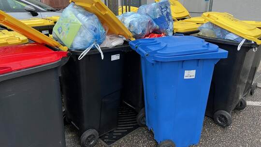 Dieser Anblick gehört verboten. Ist er auch. Laut Abfallwirtschaftssatzung muss sich der Deckel des Mülleimers „mühelos schließe