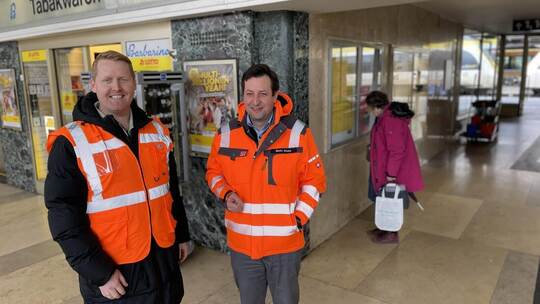 Die Passantin im Hintergrund wird nach den Umbaumaßnahmen ein anderes, größeres Schaufenster vorfinden und dann in einen Bäcker