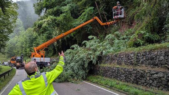 Im Sommer setzte sich der Hang im Würmtal nach Regenfällen in Bewegung. Auch dort sicherten Sandsäcke vor weiterem Abrutschen. E