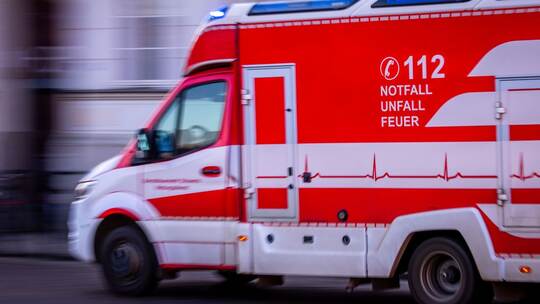 Rettungswagen mit Blaulicht Rettungswagen mit Blaulicht