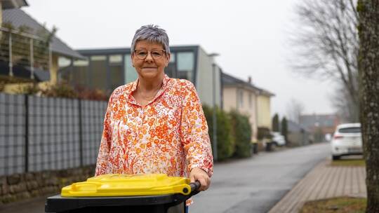 Petra Schock aus Hohenwart ärgert sich über die unzuverlässige Leerung der gelben Tonne – damit ist sie nicht allein.
