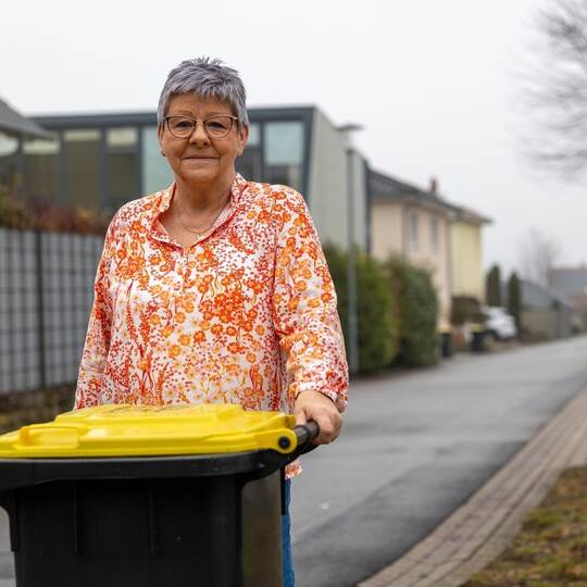 Petra Schock aus Hohenwart ärgert sich über die unzuverlässige Leerung der gelben Tonne – damit ist sie nicht allein.