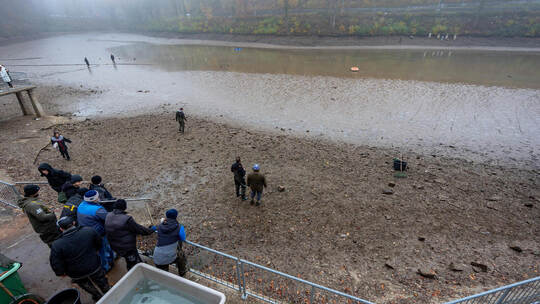 Vergangenen Herbst wurde der Tiefe See abgelassen und abgefischt. Nun stellte der Gemeinderat eine weitere Weiche für das „Jahrh