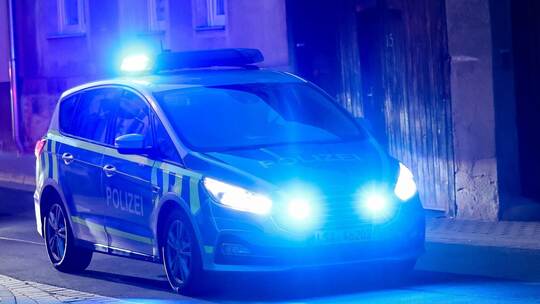 Polizeifahrzeug mit Blaulicht Polizeifahrzeug mit Blaulicht
