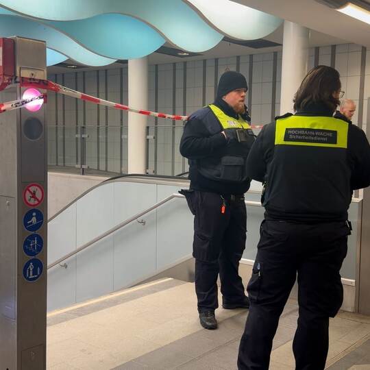 U-Bahn überrollt zwei Menschen in Hamburg