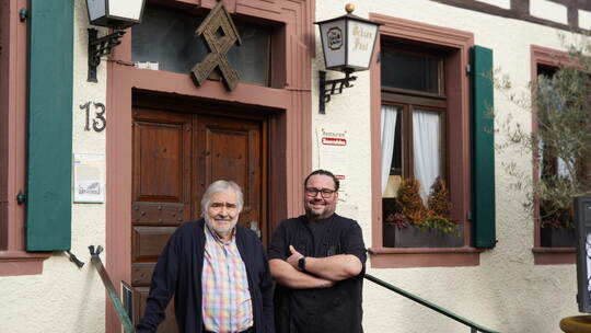 Im Eingangsbereich der „Ochsen Post“ in Tiefenbronn: Seniorchef Theo Jost mit seinem Sohn und jetzigen Chef Peter Jost. Auch im