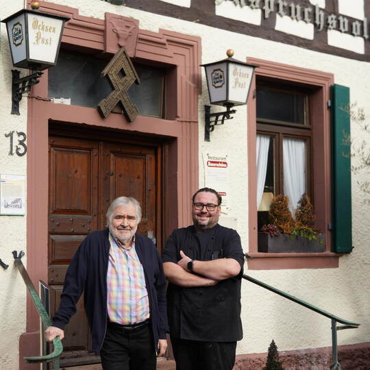 Im Eingangsbereich der „Ochsen Post“ in Tiefenbronn: Seniorchef Theo Jost mit seinem Sohn und jetzigen Chef Peter Jost. Auch im